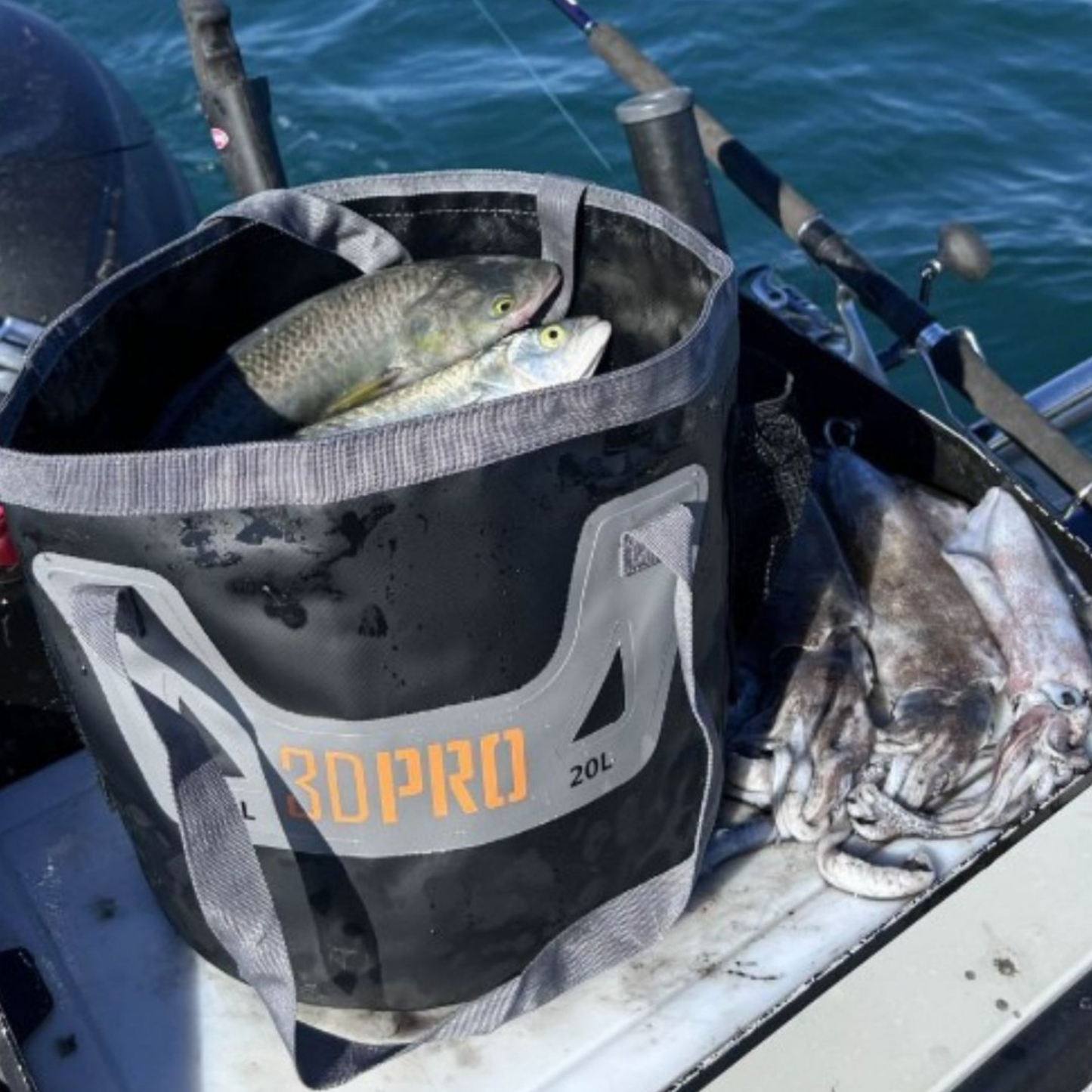 3DPRO folding bucket as a fishing bag with fish and octopus on a boat, featuring the brand '3DPRO'.
